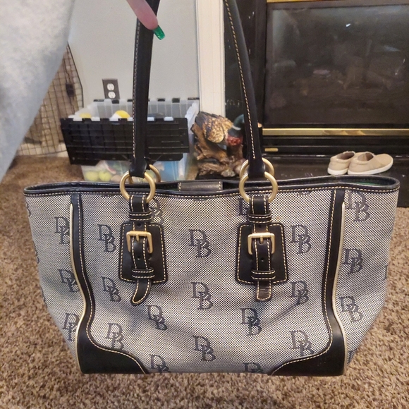Dooney & Bourke Handbags - Dooney and bourke large classic logo tote.